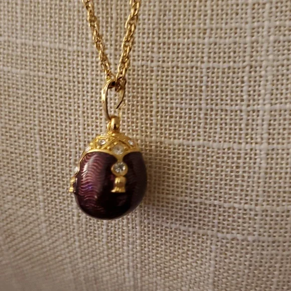 Vintage AVON Gold Tone Necklace Purple Enamel & Rhinestone Faberge Egg Pendant - Picture 7 of 9